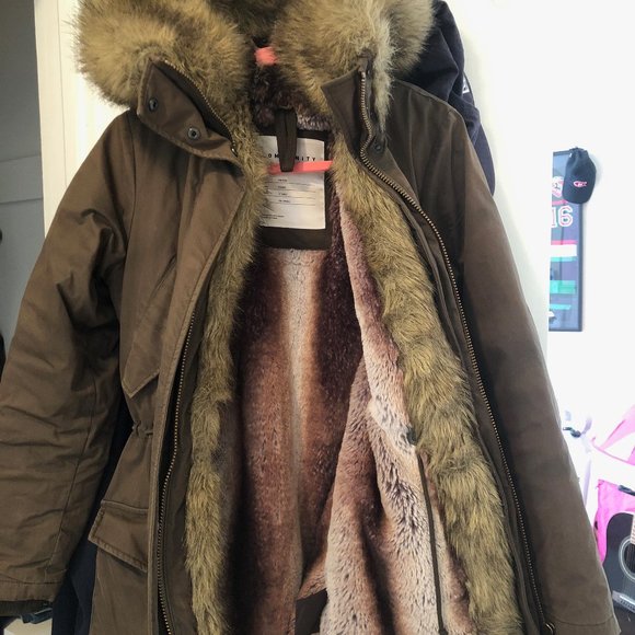 Aritzia Inuvik Parka - Picture 4 of 4